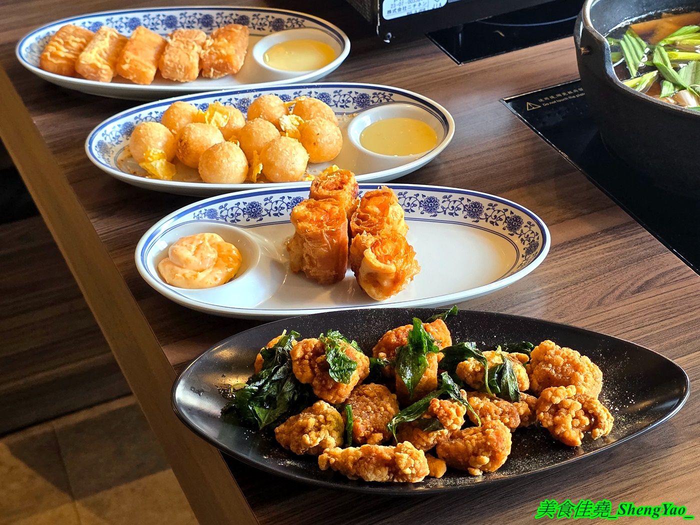 [台中沙鹿]尚石苑石頭火鍋 沙鹿店 – 海線屹立不搖的人氣火鍋店，魷魚螺肉蒜鍋新上市，野菜吧蛤蠣無限供應中，熟食區還有情人果。
