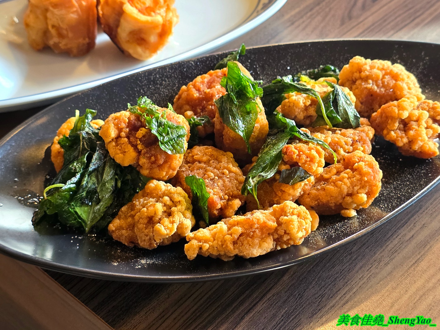 [台中沙鹿]尚石苑石頭火鍋 沙鹿店 – 海線屹立不搖的人氣火鍋店，魷魚螺肉蒜鍋新上市，野菜吧蛤蠣無限供應中，熟食區還有情人果。