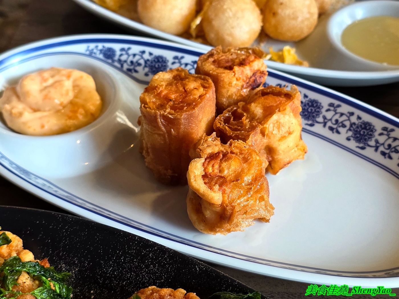 [台中沙鹿]尚石苑石頭火鍋 沙鹿店 – 海線屹立不搖的人氣火鍋店，魷魚螺肉蒜鍋新上市，野菜吧蛤蠣無限供應中，熟食區還有情人果。