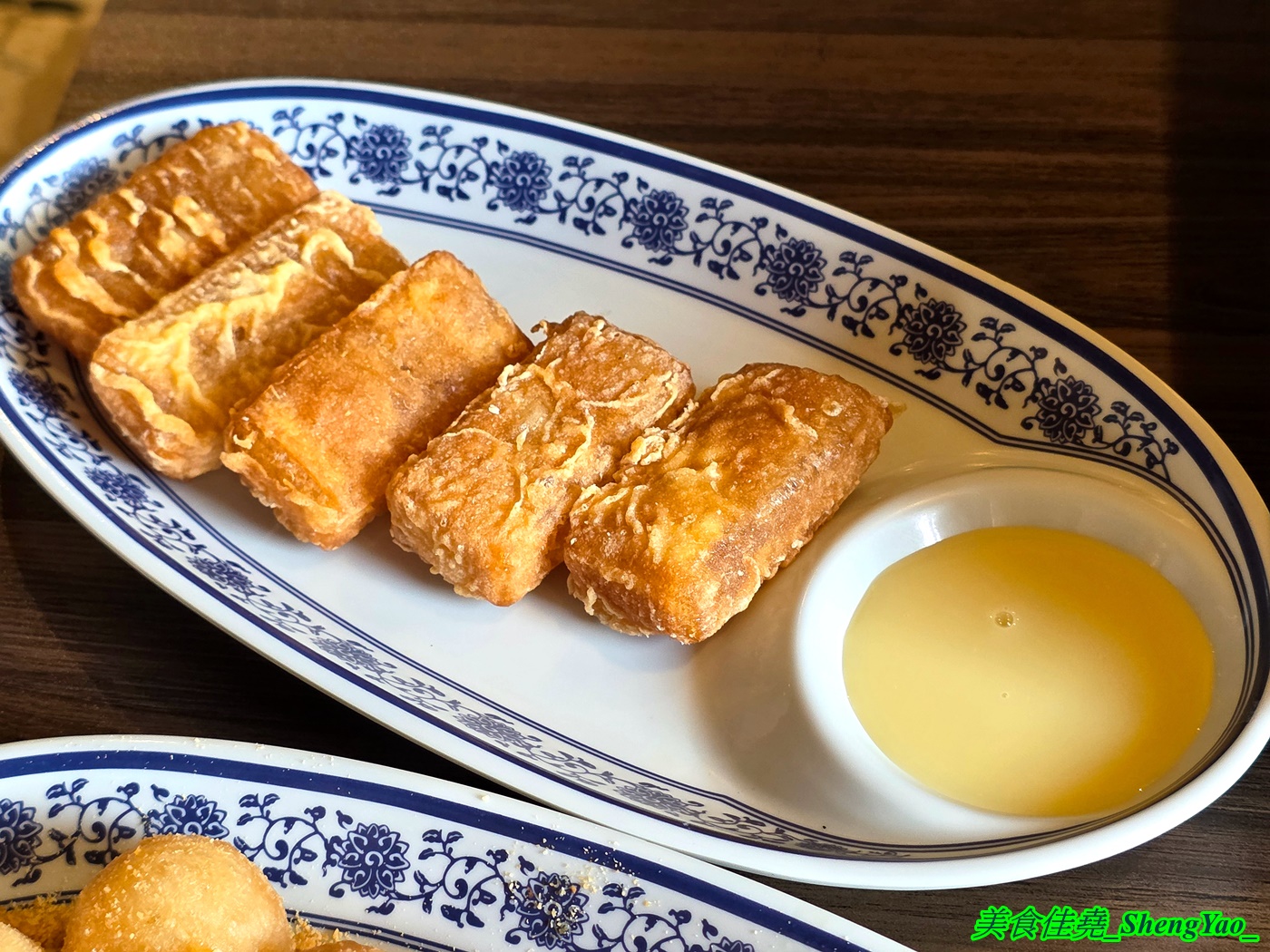 [台中沙鹿]尚石苑石頭火鍋 沙鹿店 – 海線屹立不搖的人氣火鍋店，魷魚螺肉蒜鍋新上市，野菜吧蛤蠣無限供應中，熟食區還有情人果。