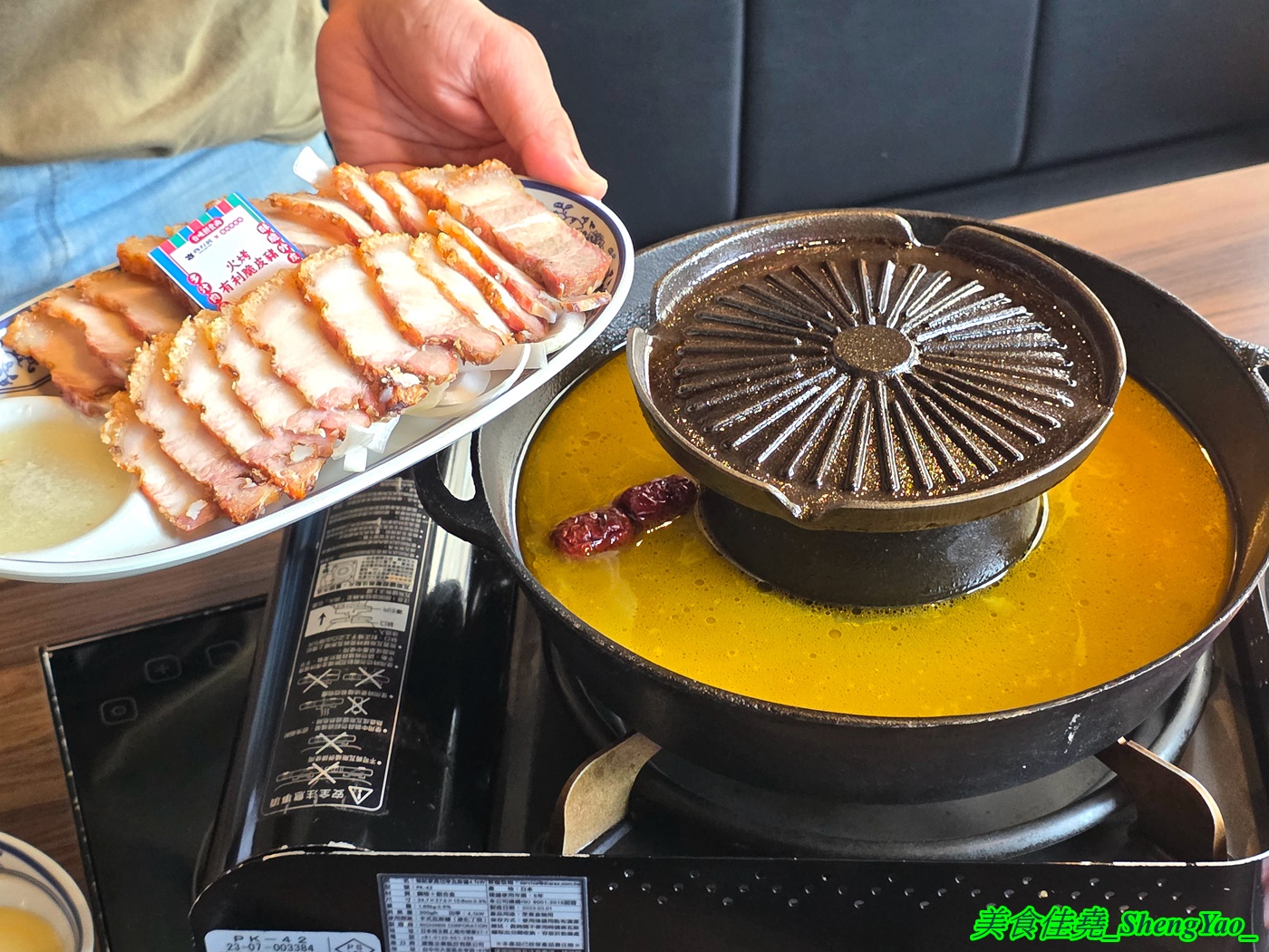 [台中沙鹿]尚石苑石頭火鍋 沙鹿店 – 海線屹立不搖的人氣火鍋店，魷魚螺肉蒜鍋新上市，野菜吧蛤蠣無限供應中，熟食區還有情人果。
