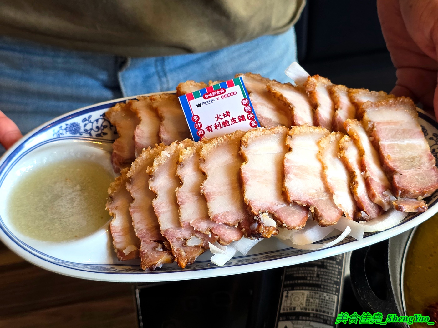 [台中沙鹿]尚石苑石頭火鍋 沙鹿店 – 海線屹立不搖的人氣火鍋店，魷魚螺肉蒜鍋新上市，野菜吧蛤蠣無限供應中，熟食區還有情人果。