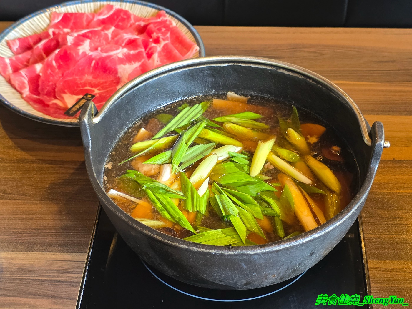 [台中沙鹿]尚石苑石頭火鍋 沙鹿店 – 海線屹立不搖的人氣火鍋店，魷魚螺肉蒜鍋新上市，野菜吧蛤蠣無限供應中，熟食區還有情人果。
