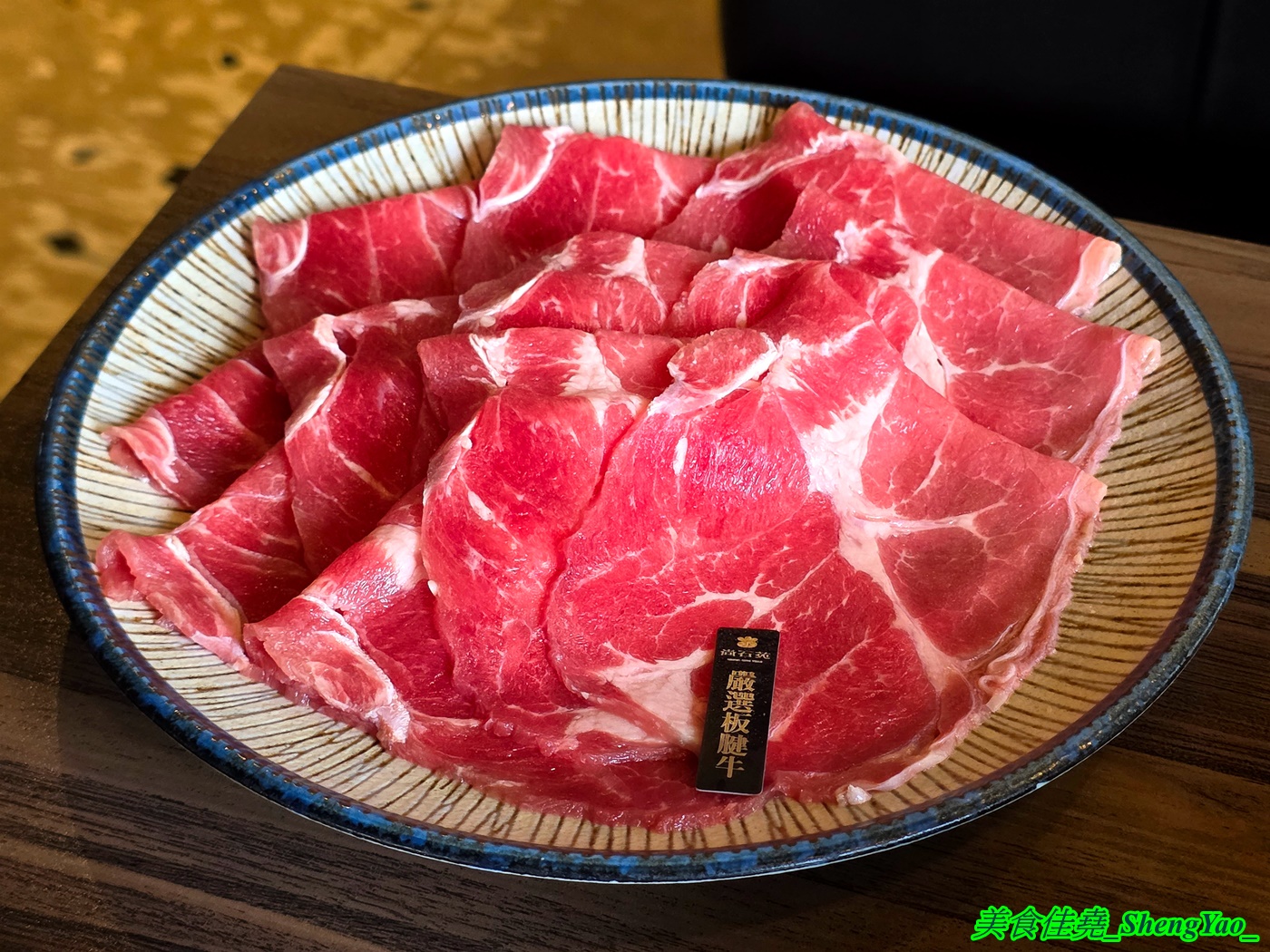[台中沙鹿]尚石苑石頭火鍋 沙鹿店 – 海線屹立不搖的人氣火鍋店，魷魚螺肉蒜鍋新上市，野菜吧蛤蠣無限供應中，熟食區還有情人果。