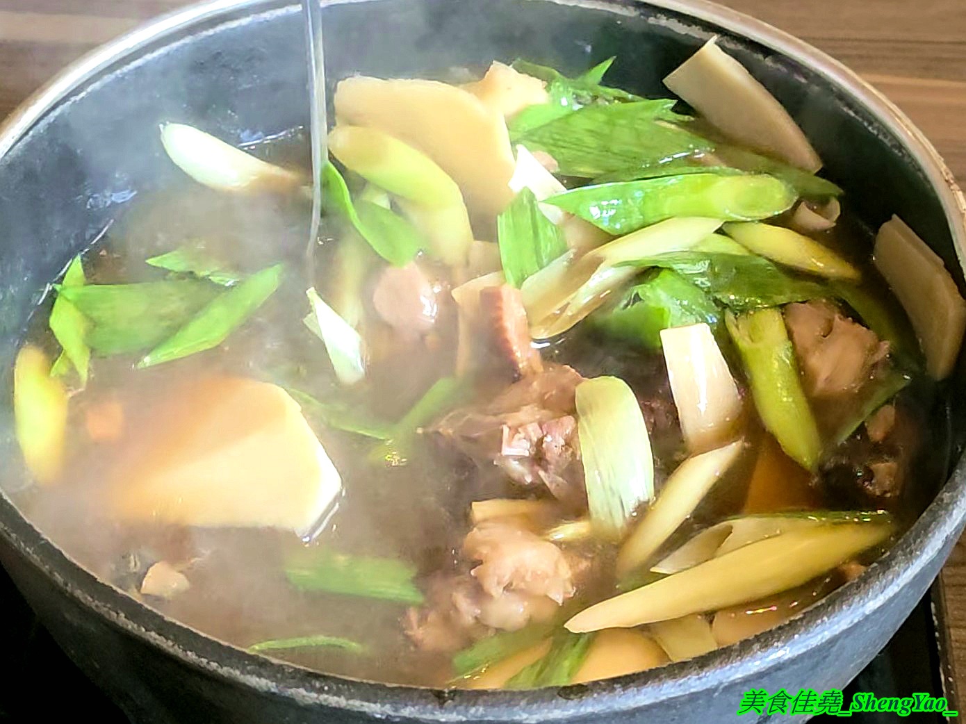 [台中沙鹿]尚石苑石頭火鍋 沙鹿店 – 海線屹立不搖的人氣火鍋店，魷魚螺肉蒜鍋新上市，野菜吧蛤蠣無限供應中，熟食區還有情人果。