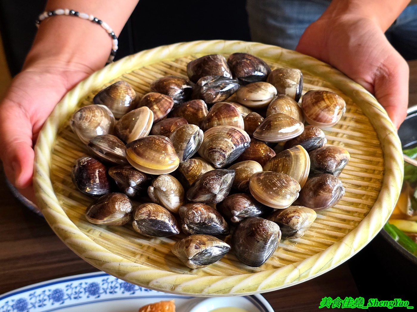 [台中沙鹿]尚石苑石頭火鍋 沙鹿店 – 海線屹立不搖的人氣火鍋店，魷魚螺肉蒜鍋新上市，野菜吧蛤蠣無限供應中，熟食區還有情人果。