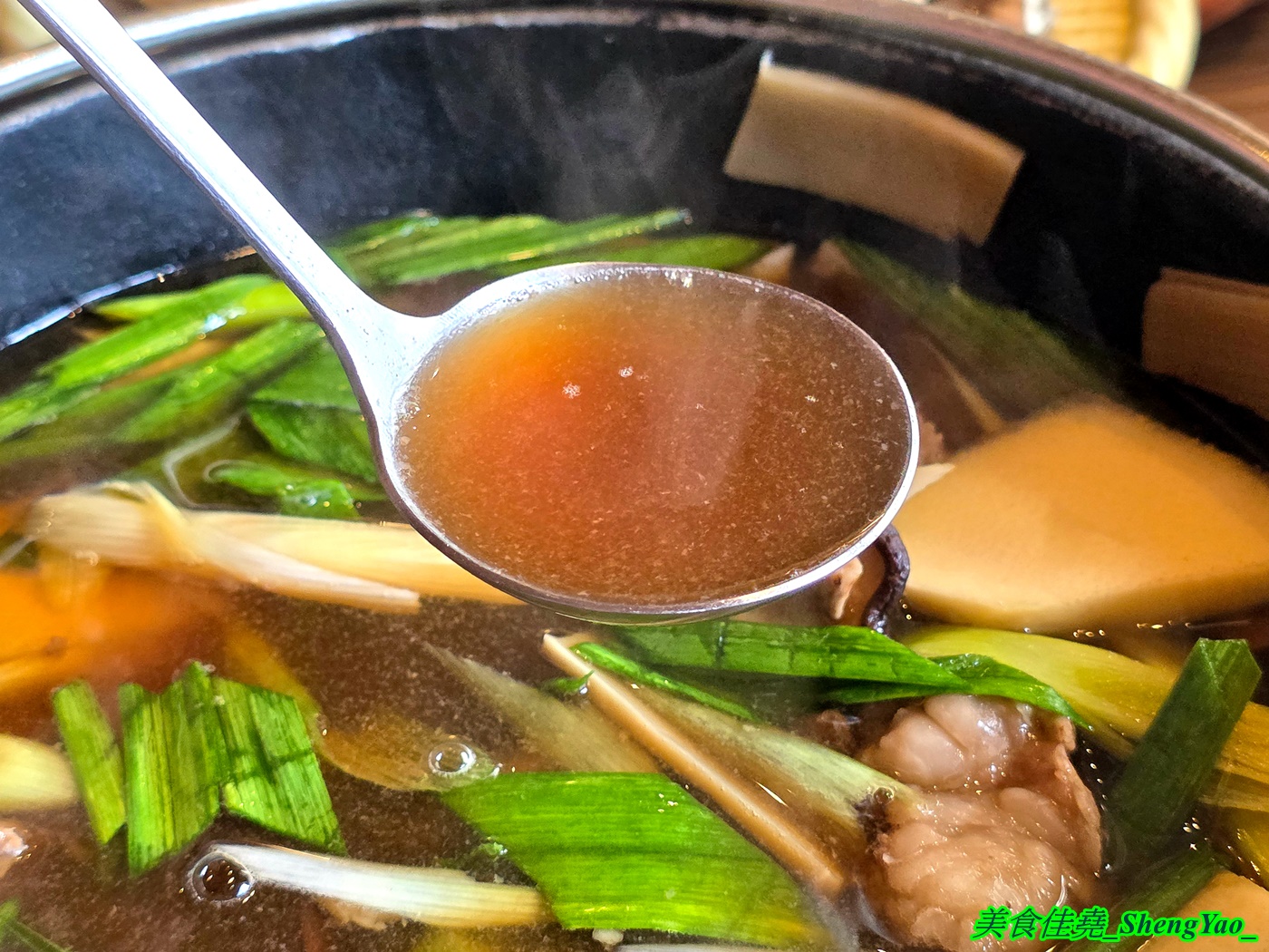 [台中沙鹿]尚石苑石頭火鍋 沙鹿店 – 海線屹立不搖的人氣火鍋店，魷魚螺肉蒜鍋新上市，野菜吧蛤蠣無限供應中，熟食區還有情人果。