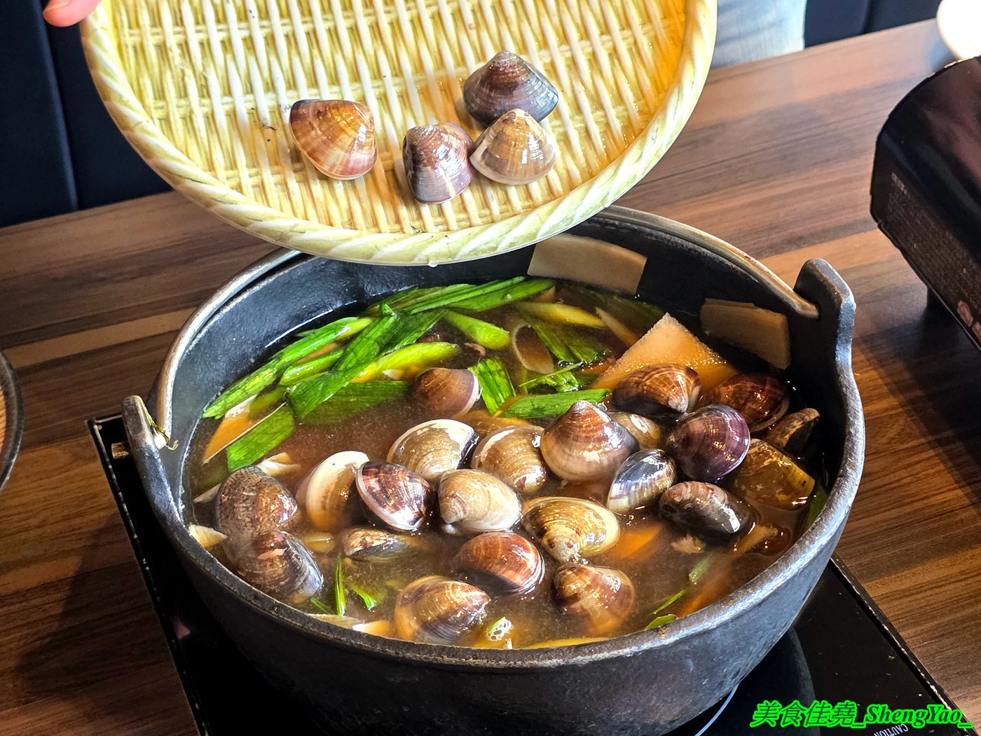 [台中沙鹿]尚石苑石頭火鍋 沙鹿店 – 海線屹立不搖的人氣火鍋店，魷魚螺肉蒜鍋新上市，野菜吧蛤蠣無限供應中，熟食區還有情人果。