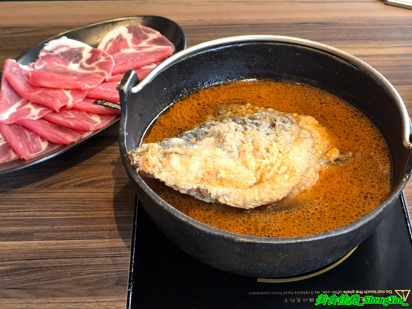 [台中沙鹿]尚石苑石頭火鍋 沙鹿店 – 海線屹立不搖的人氣火鍋店，魷魚螺肉蒜鍋新上市，野菜吧蛤蠣無限供應中，熟食區還有情人果。