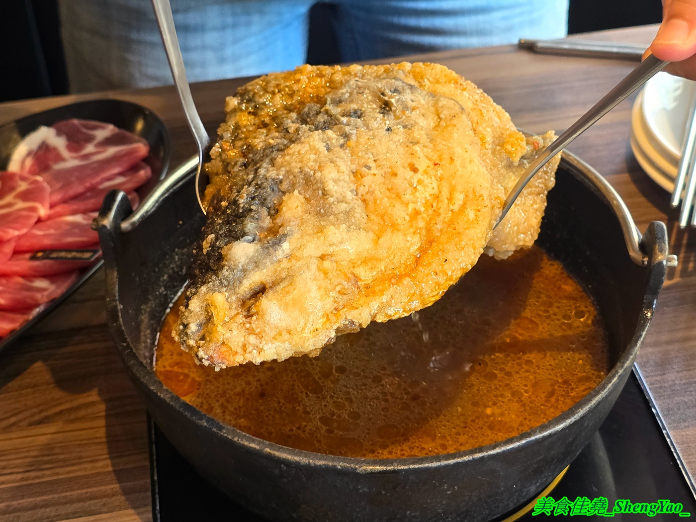 [台中沙鹿]尚石苑石頭火鍋 沙鹿店 – 海線屹立不搖的人氣火鍋店，魷魚螺肉蒜鍋新上市，野菜吧蛤蠣無限供應中，熟食區還有情人果。