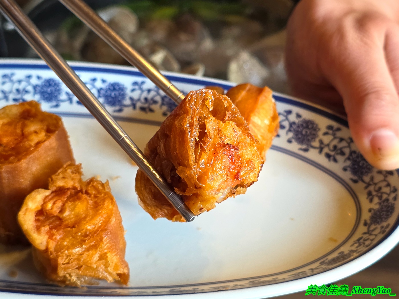[台中沙鹿]尚石苑石頭火鍋 沙鹿店 – 海線屹立不搖的人氣火鍋店，魷魚螺肉蒜鍋新上市，野菜吧蛤蠣無限供應中，熟食區還有情人果。