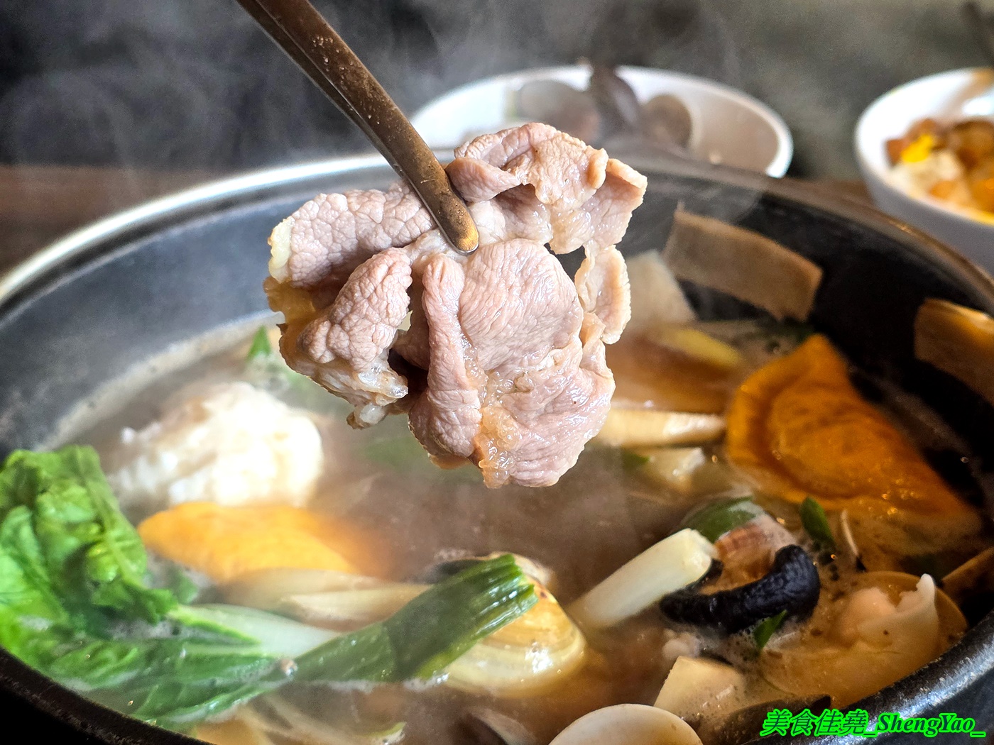 [台中沙鹿]尚石苑石頭火鍋 沙鹿店 – 海線屹立不搖的人氣火鍋店，魷魚螺肉蒜鍋新上市，野菜吧蛤蠣無限供應中，熟食區還有情人果。