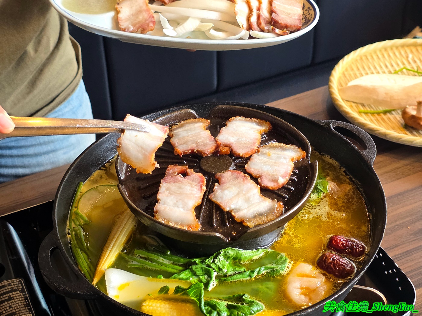 [台中沙鹿]尚石苑石頭火鍋 沙鹿店 – 海線屹立不搖的人氣火鍋店，魷魚螺肉蒜鍋新上市，野菜吧蛤蠣無限供應中，熟食區還有情人果。