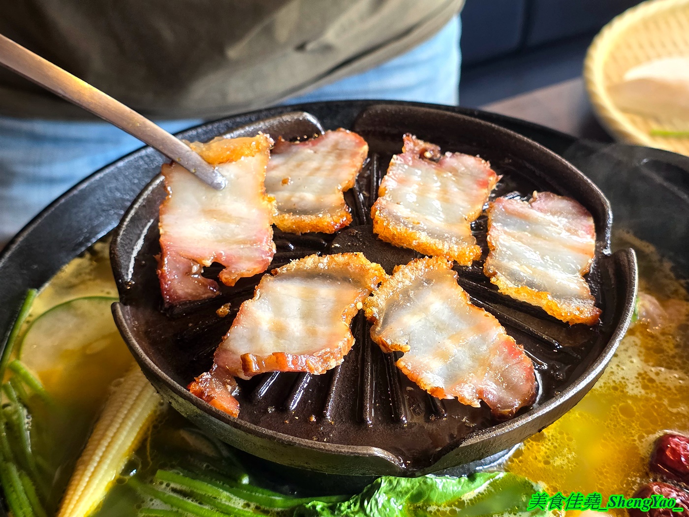 [台中沙鹿]尚石苑石頭火鍋 沙鹿店 – 海線屹立不搖的人氣火鍋店，魷魚螺肉蒜鍋新上市，野菜吧蛤蠣無限供應中，熟食區還有情人果。