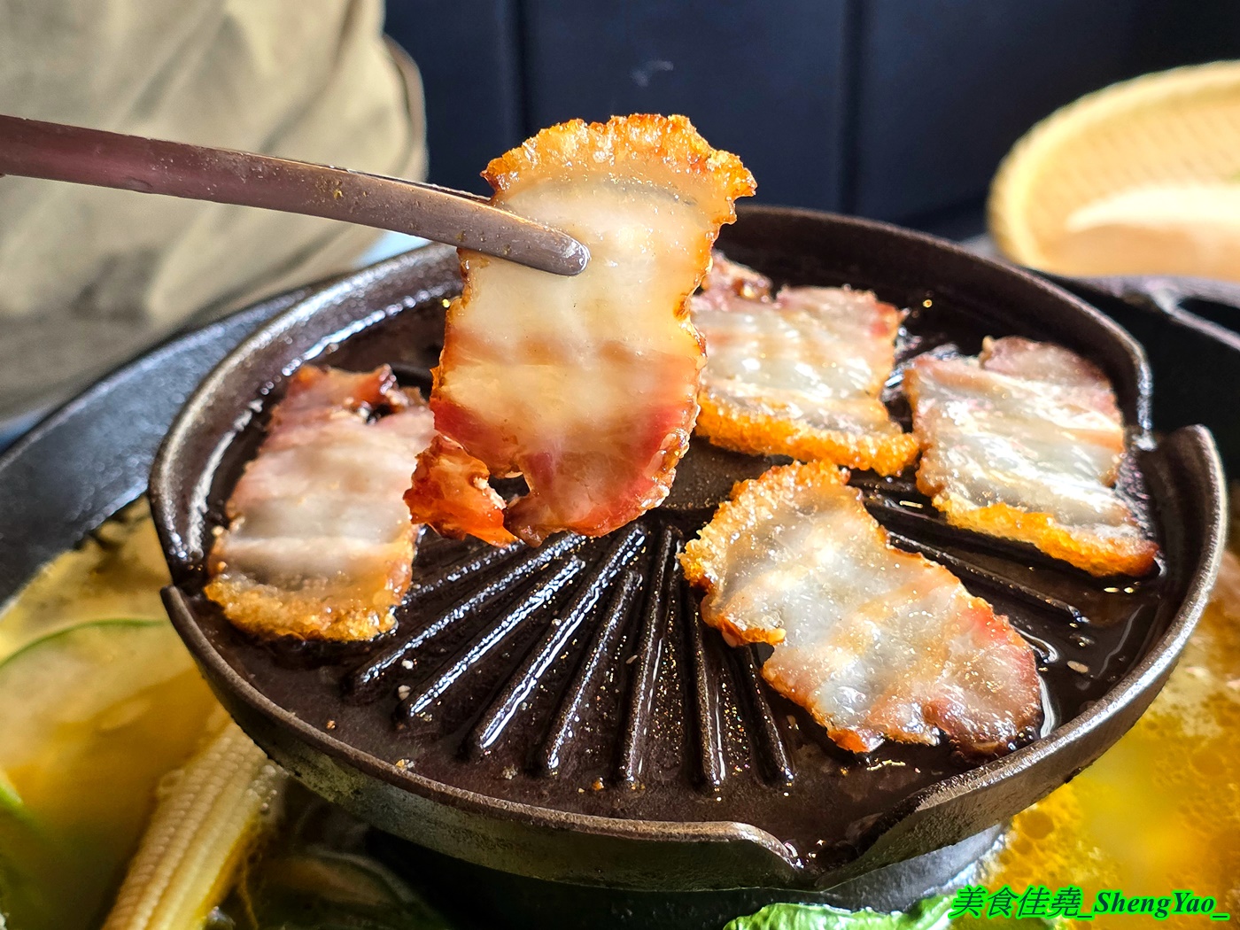 [台中沙鹿]尚石苑石頭火鍋 沙鹿店 – 海線屹立不搖的人氣火鍋店，魷魚螺肉蒜鍋新上市，野菜吧蛤蠣無限供應中，熟食區還有情人果。